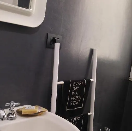 Via Verdi 5, Gli Affreschi